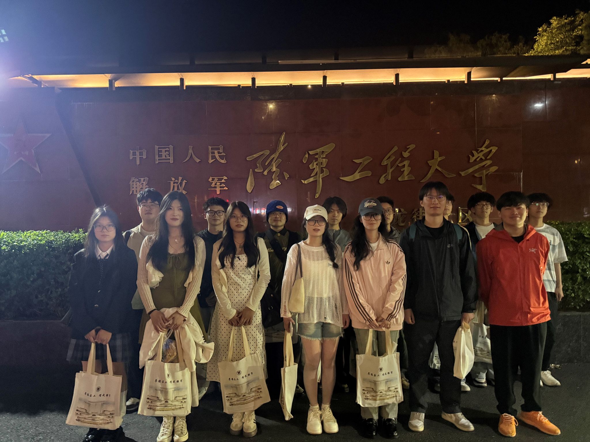 乐响铸城 青春同行——我院学生参加陆军工程大学草地音乐节