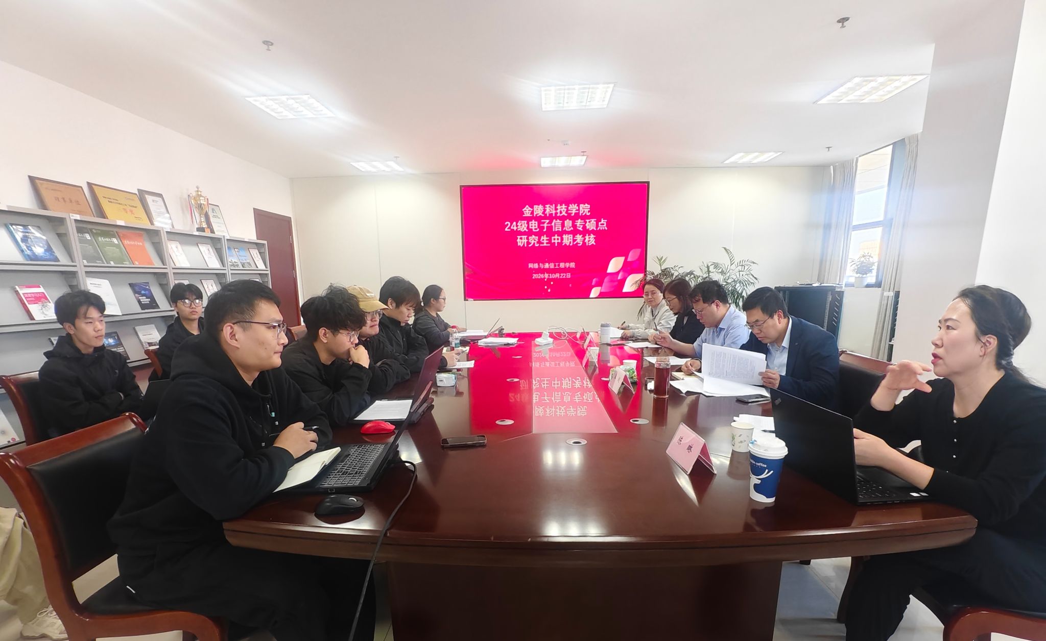 我院召开研究生中期考核答辩会